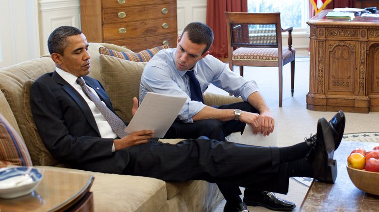 Президент США Б. Обама со своим спичрайтером